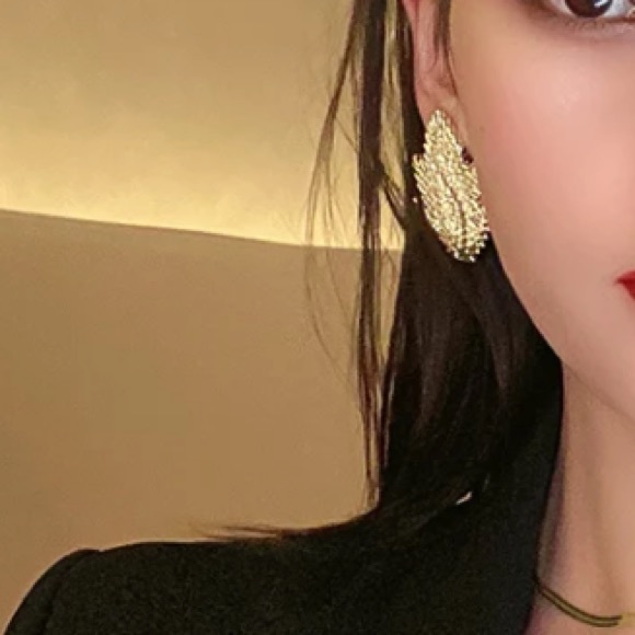 🌟 Gold Plated 14K Gold Leaves Earrings - Picture 4 of 5